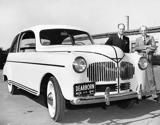 Robert Boyer y Henry Ford I junto al "auto de plástico", hecho de resinas de soja y con un motor modificado para usar biodiesel de cáñamo industrial, presentado a la prensa el 13 de Agosto de 1941.